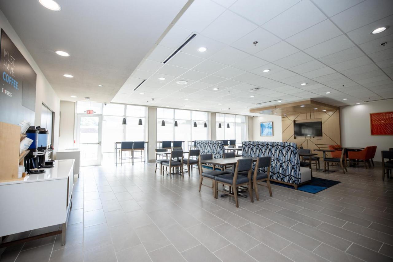 Holiday Inn Express & Suites Tampa Stadium - Airport Area By Ihg Exterior photo