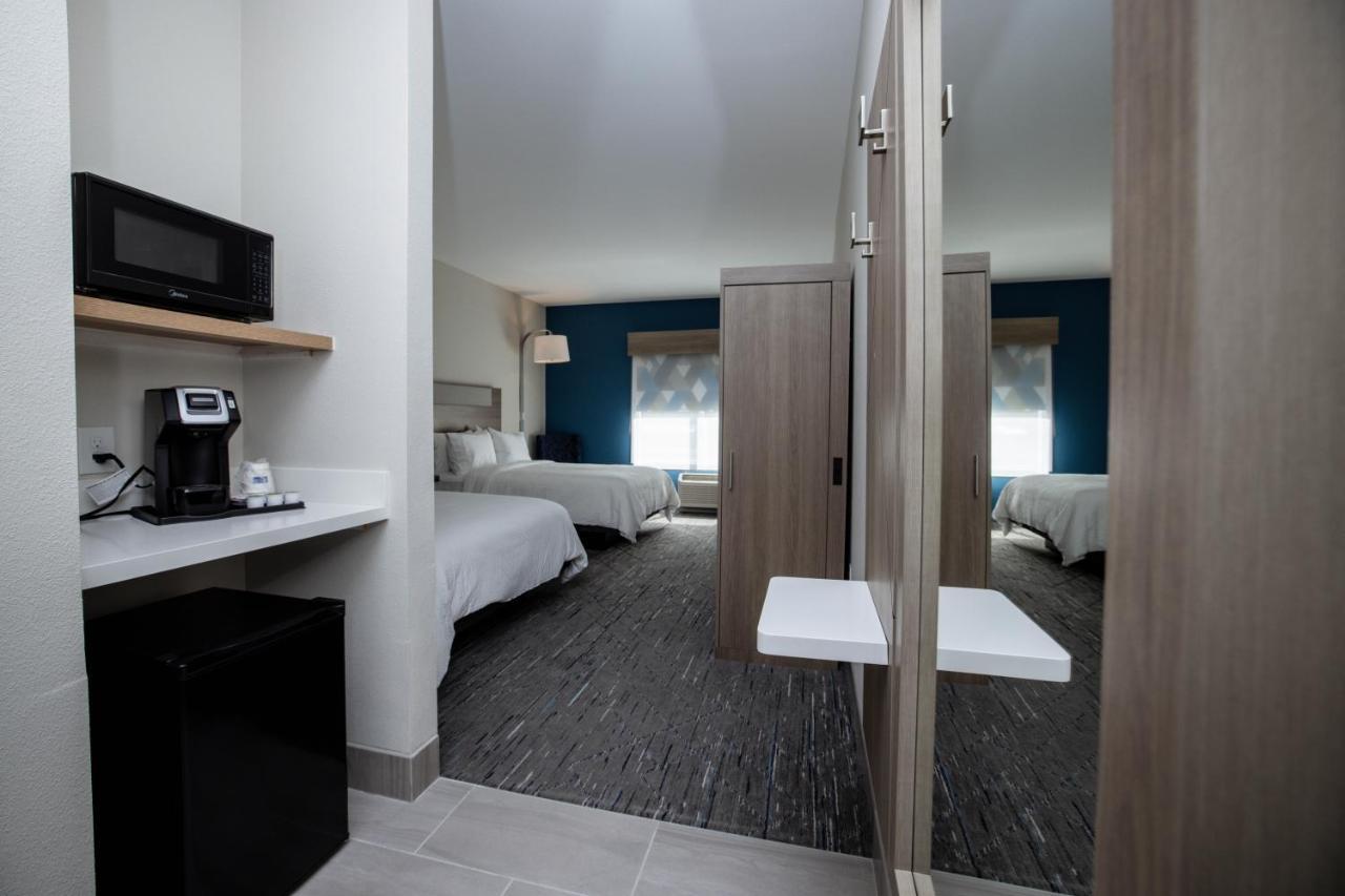 Holiday Inn Express & Suites Tampa Stadium - Airport Area By Ihg Exterior photo