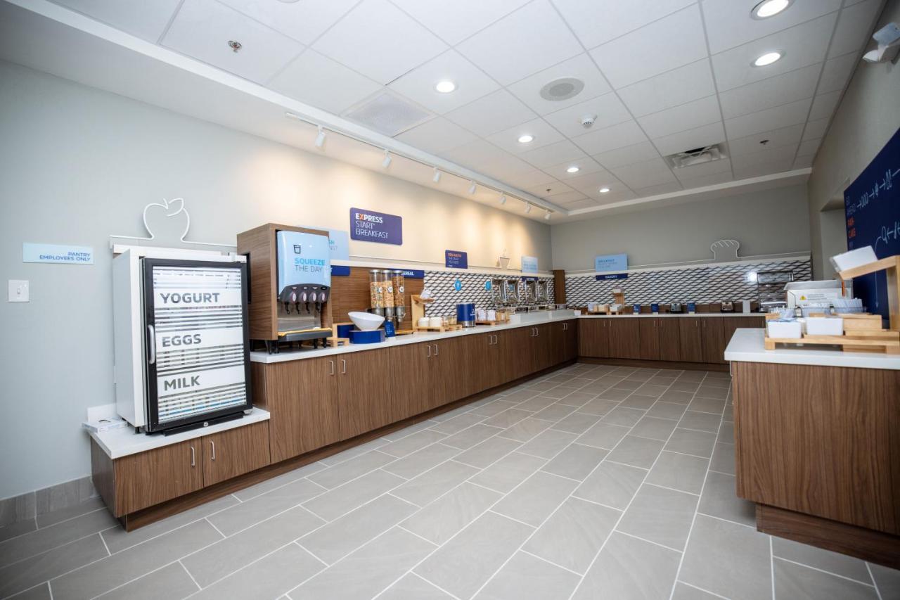 Holiday Inn Express & Suites Tampa Stadium - Airport Area By Ihg Exterior photo
