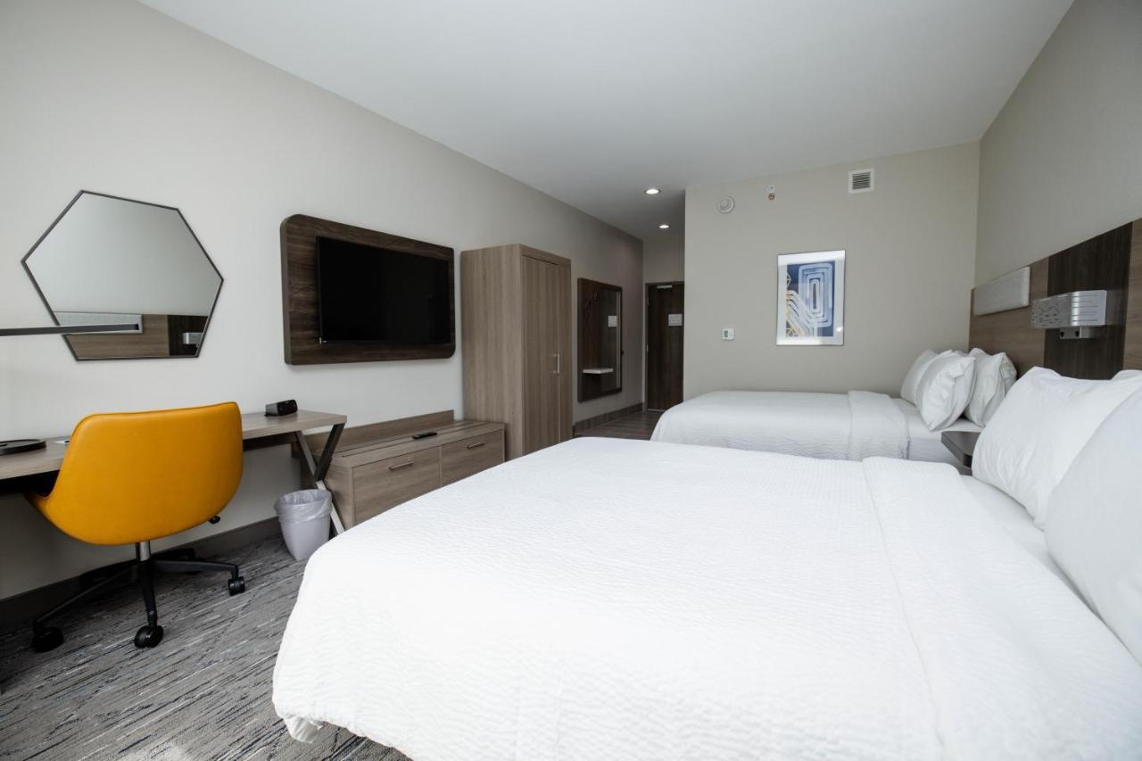 Holiday Inn Express & Suites Tampa Stadium - Airport Area By Ihg Exterior photo