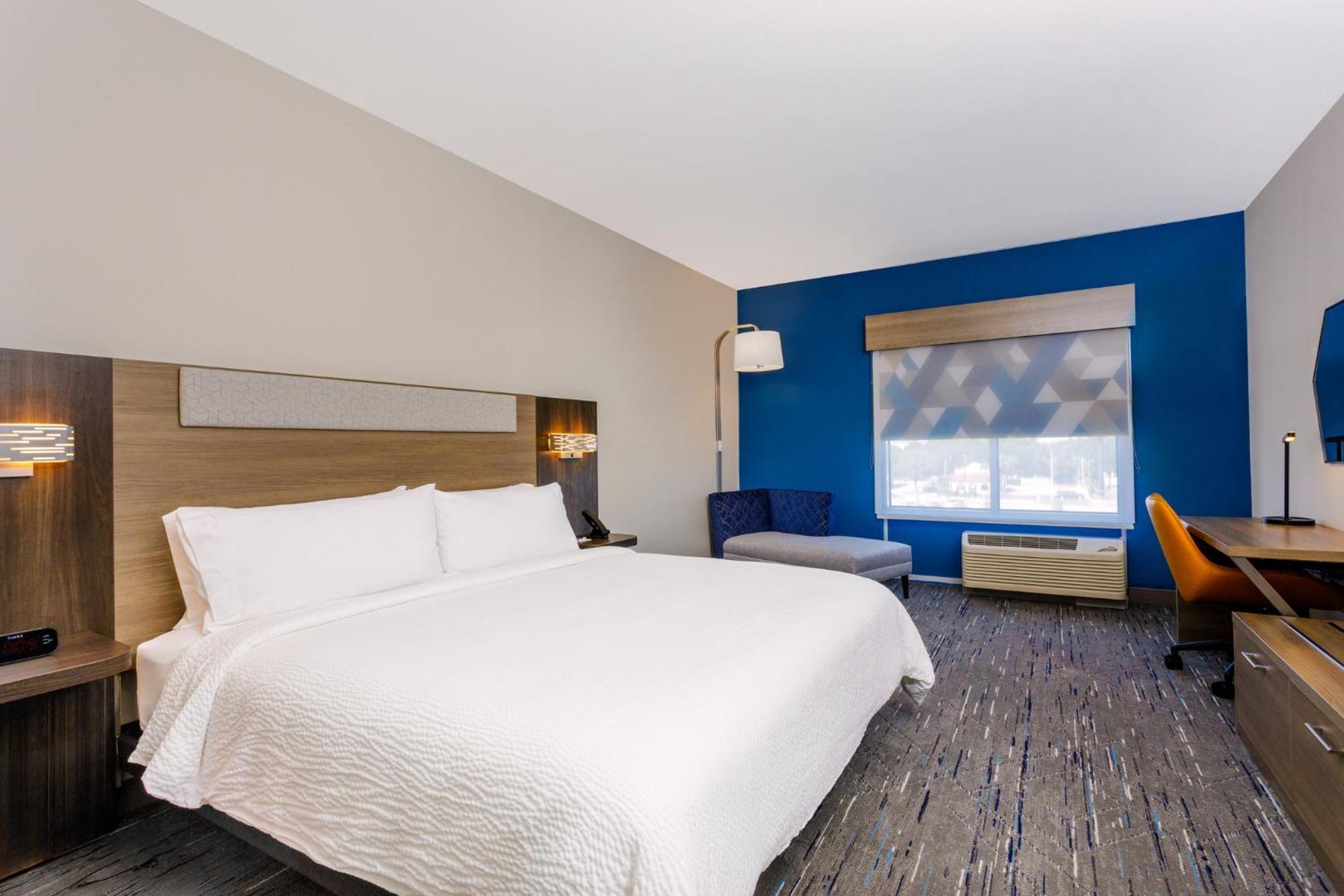Holiday Inn Express & Suites Tampa Stadium - Airport Area By Ihg Exterior photo