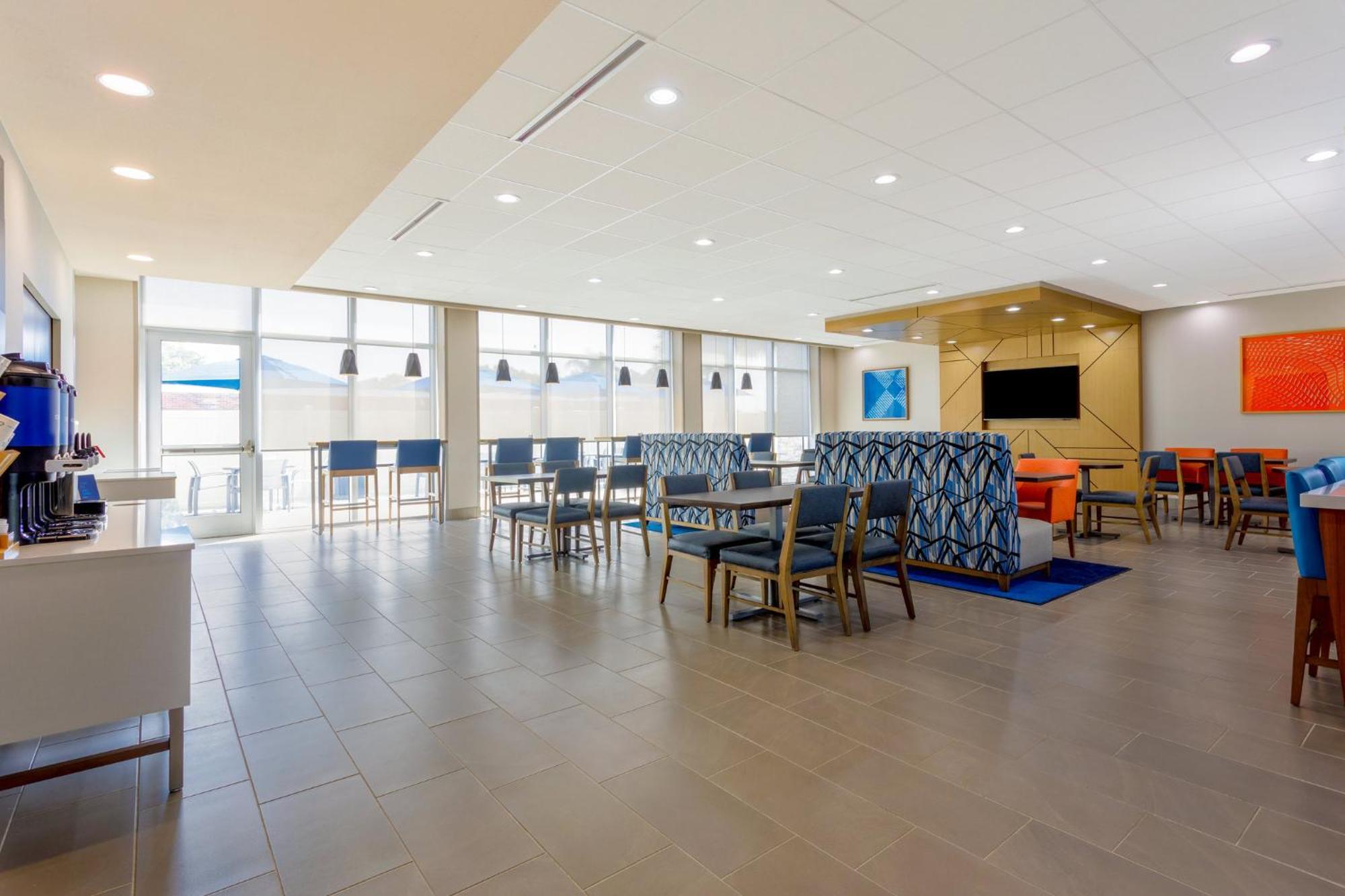 Holiday Inn Express & Suites Tampa Stadium - Airport Area By Ihg Exterior photo