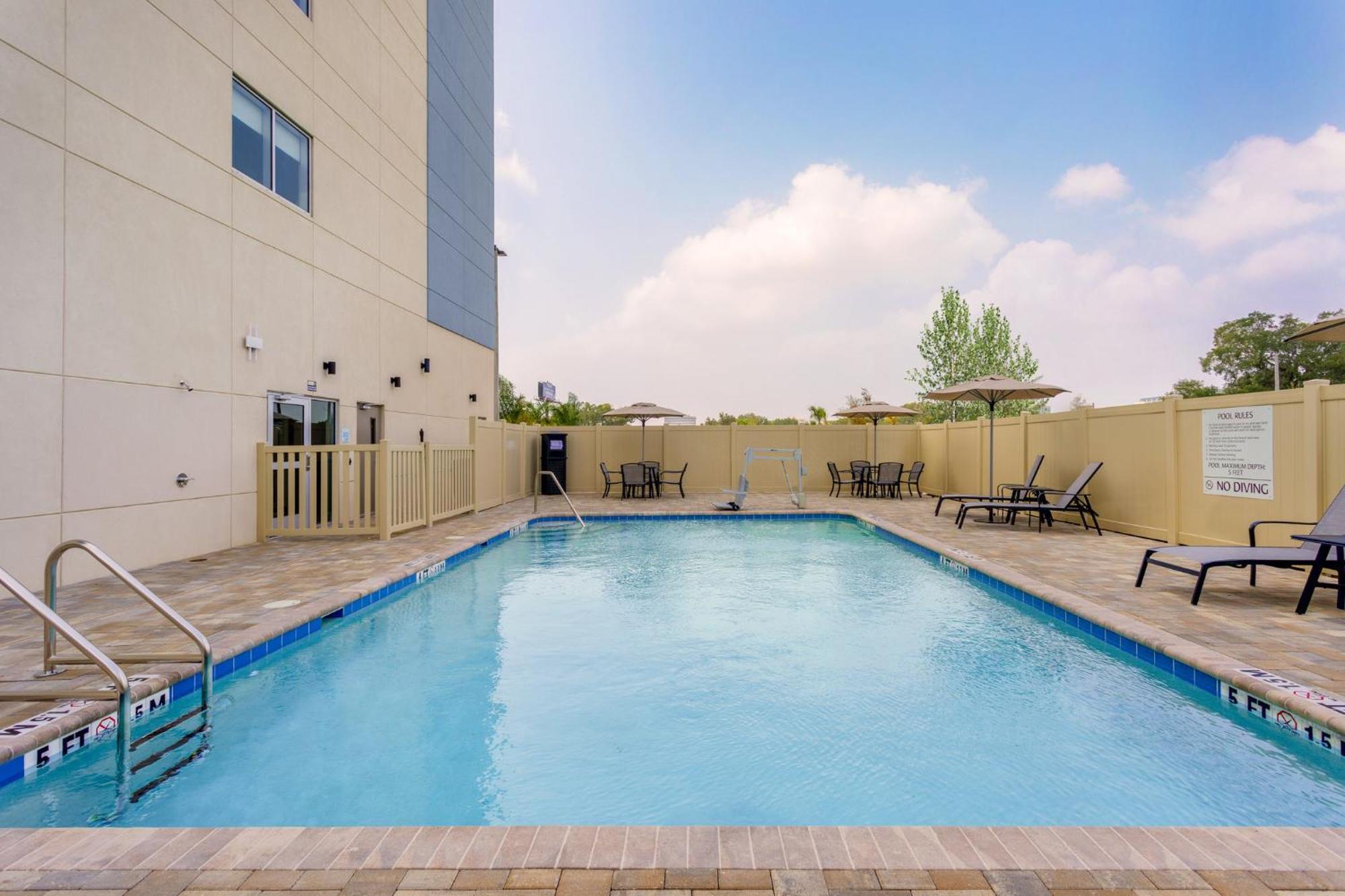 Holiday Inn Express & Suites Tampa Stadium - Airport Area By Ihg Exterior photo